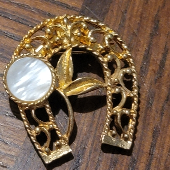 HORSE SHOE arched brooch pin mother of pearl flower goldtone vintage Rodeo Faire - Picture 9 of 9